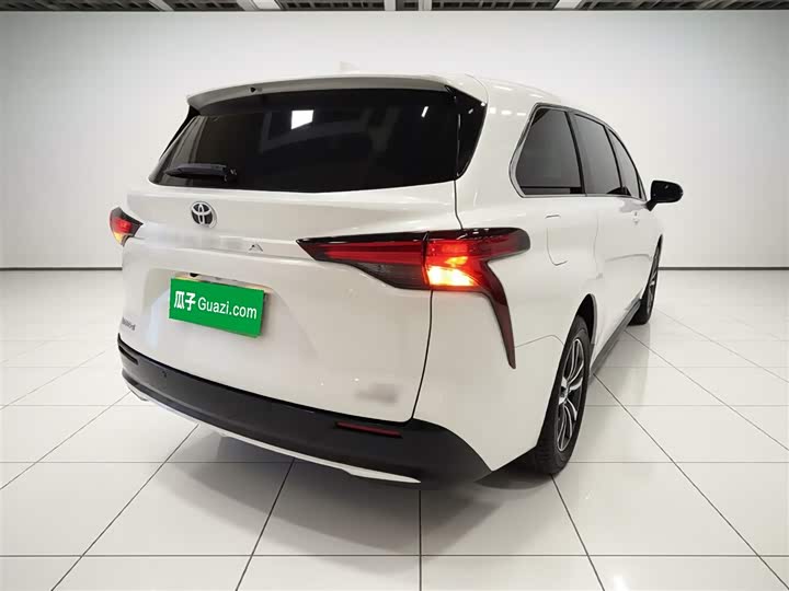 Toyota Sienna, 2023 — фото 7 из 9