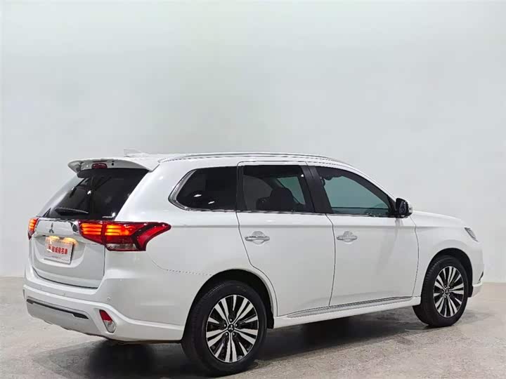 Mitsubishi Outlander, 2022 — фото 4 из 9