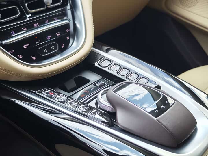 Aston Martin DBX, 2025 — фото 7 из 9
