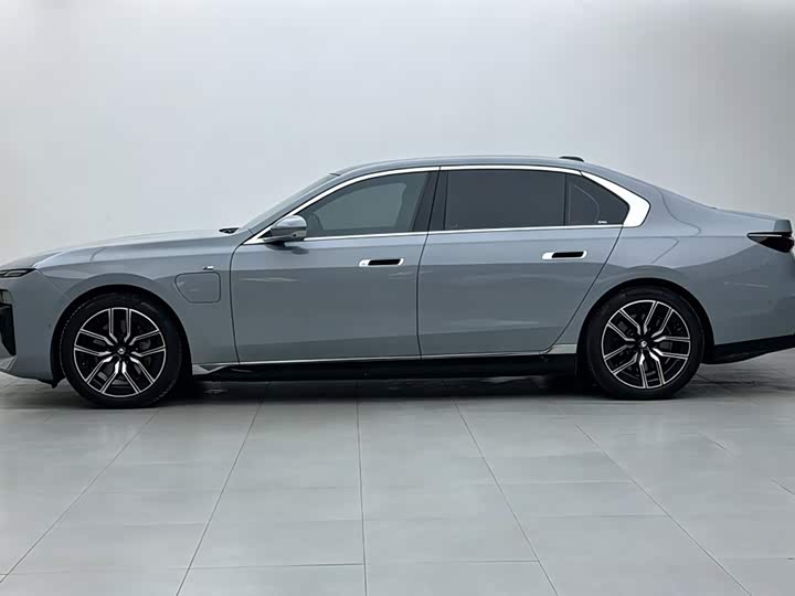 BMW i7, 2023 — фото 3 из 9