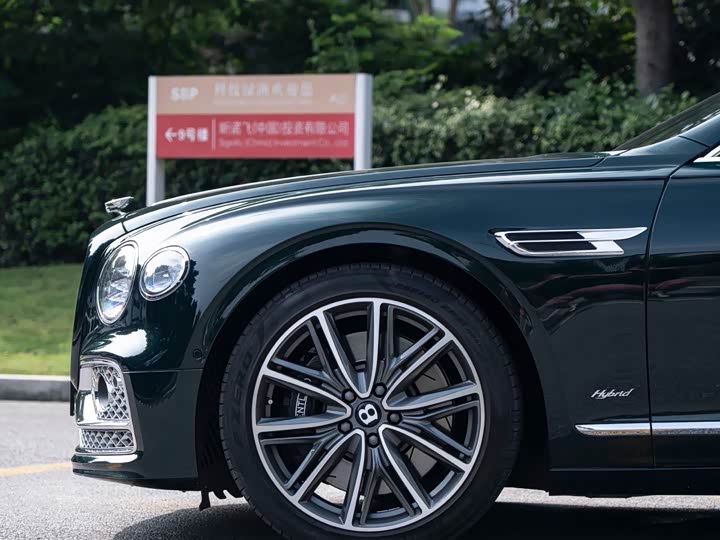 Bentley Flying Spur Hybrid, 2023 — фото 5 из 9