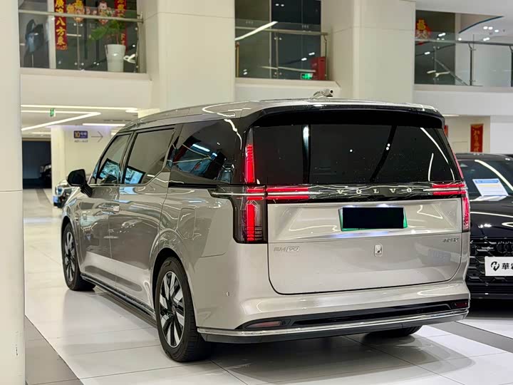 Volvo EM90, 2026 — фото 4 из 9