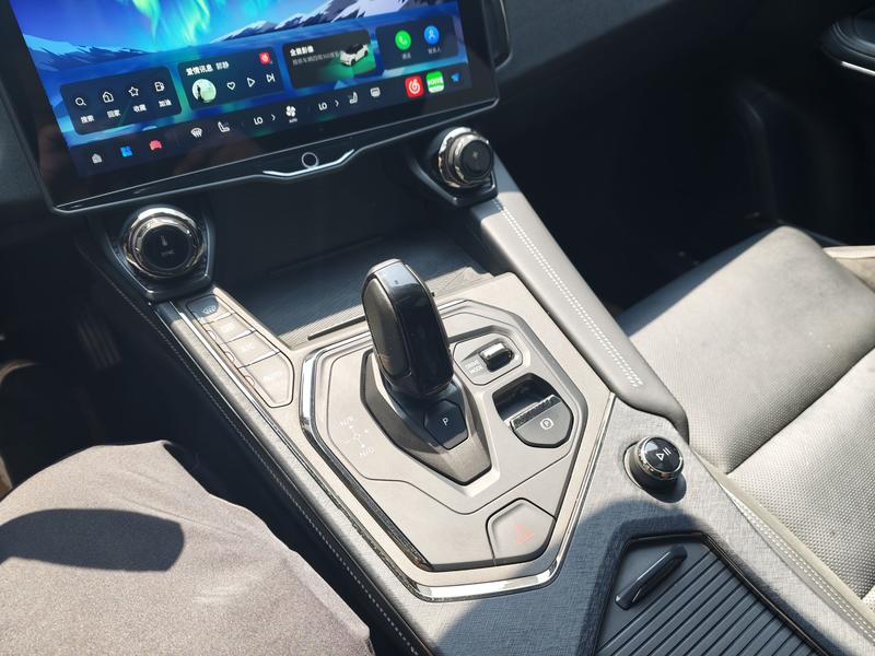 Lynk & Co 01 EM-P Hybrid, 2023 — фото 8 из 12