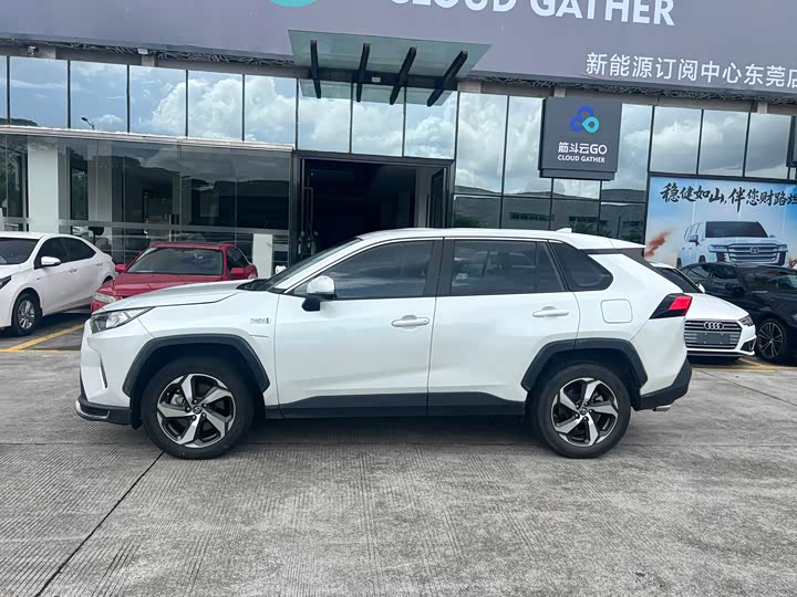 Toyota RAV4 Hybrid, 2022 — фото 4 из 9