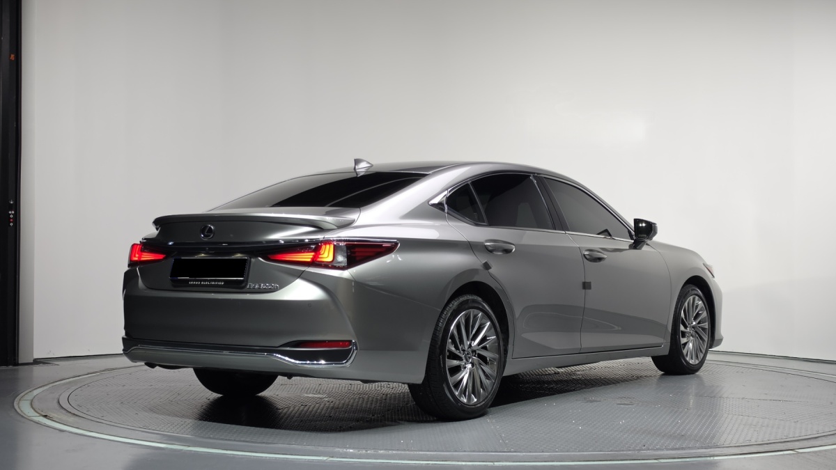 Lexus ES, 2023 — фото 2 из 12