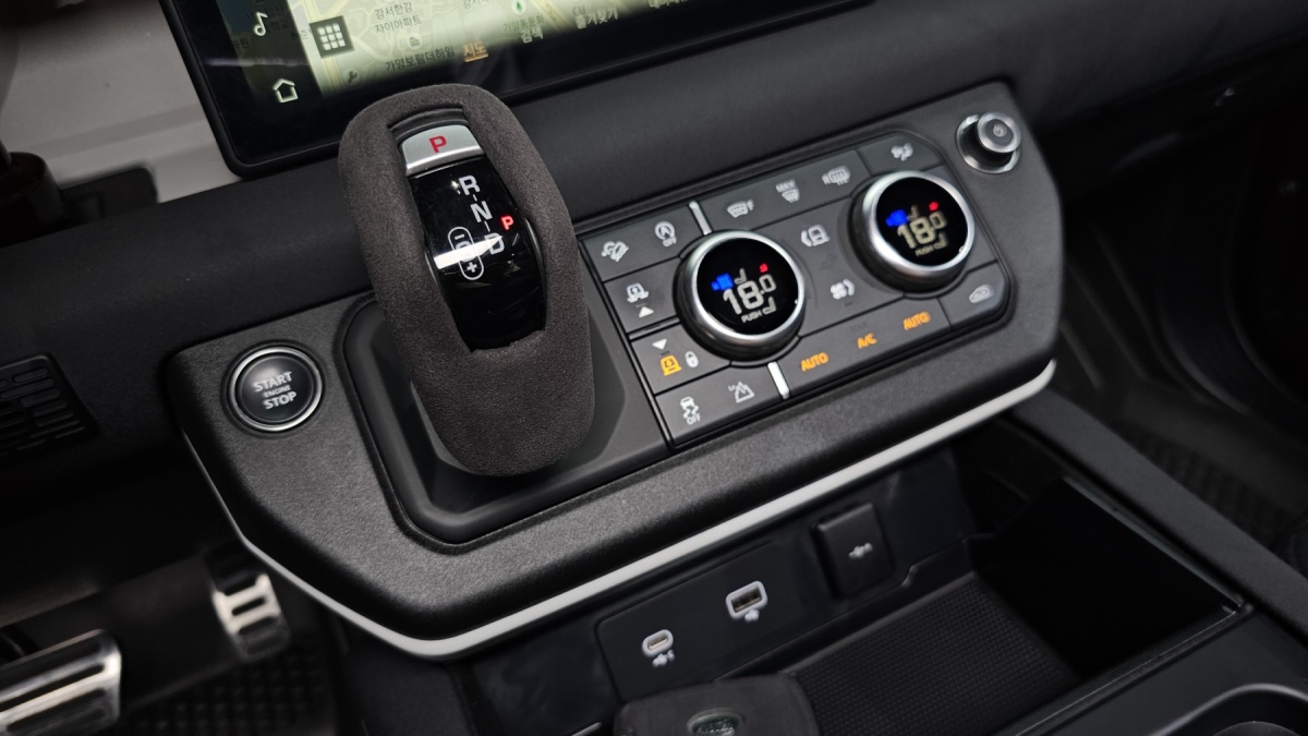 Land Rover Defender, 2023 — фото 9 из 12