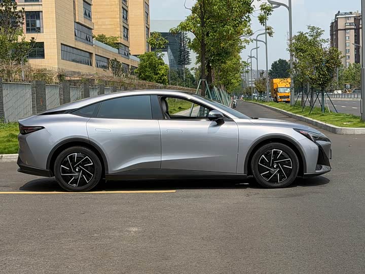 BAIC Arcfox Alpha S5, 2025 — фото 3 из 9