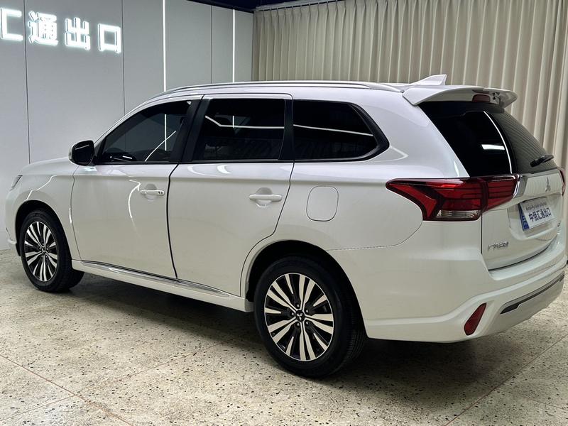 Mitsubishi Outlander, 2022 — фото 4 из 12