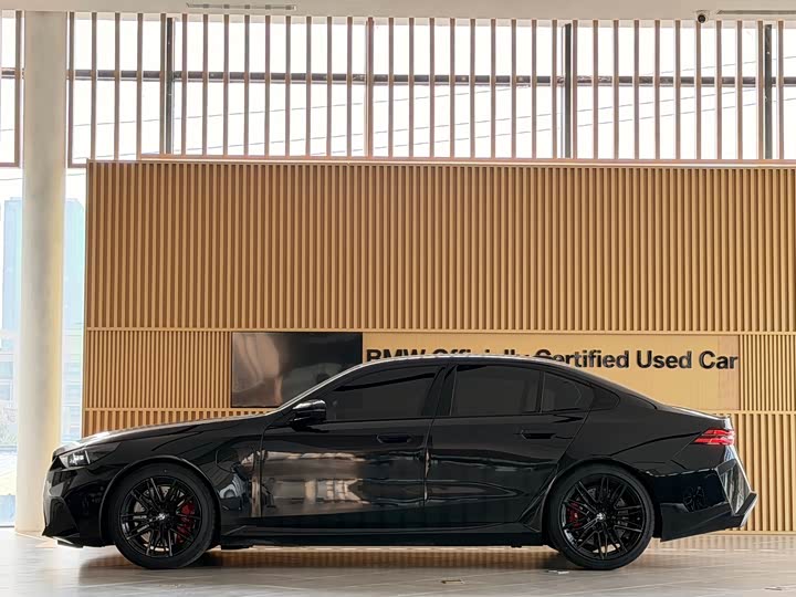 BMW M5 Hybrid, 2025 — фото 3 из 9