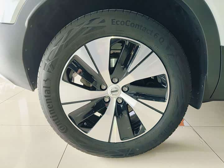 Volvo XC40, 2023 — фото 8 из 9