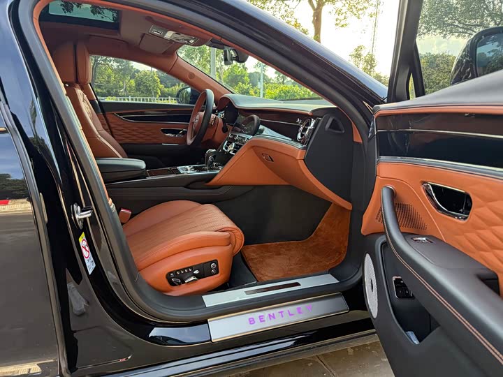 Bentley Flying Spur, 2021 — фото 6 из 9