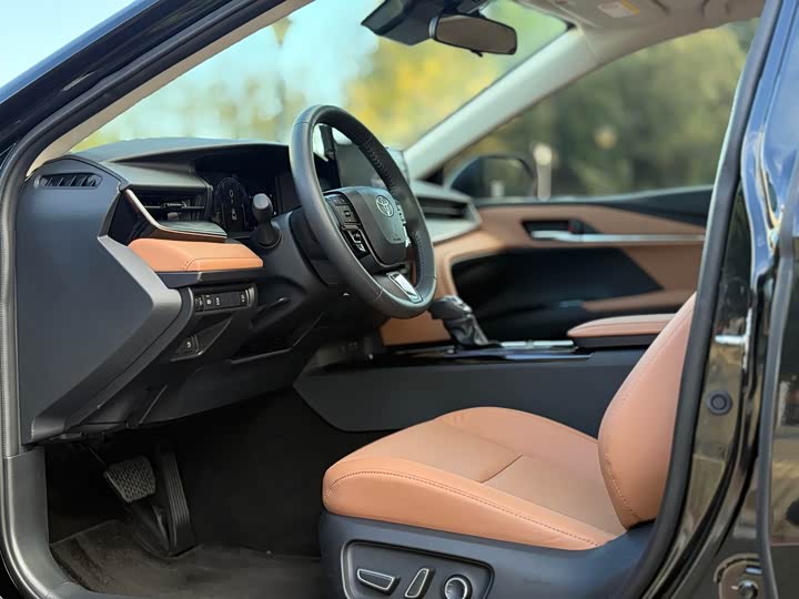 Toyota Camry, 2024 — фото 4 из 9