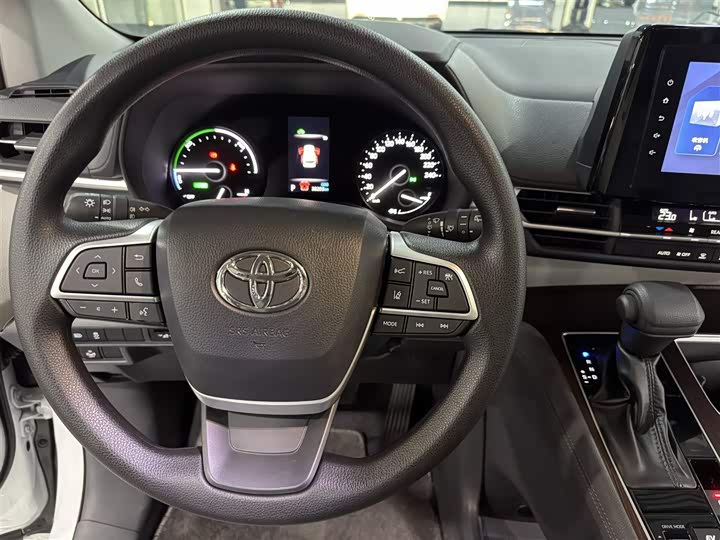 Toyota Sienna, 2023 — фото 9 из 9