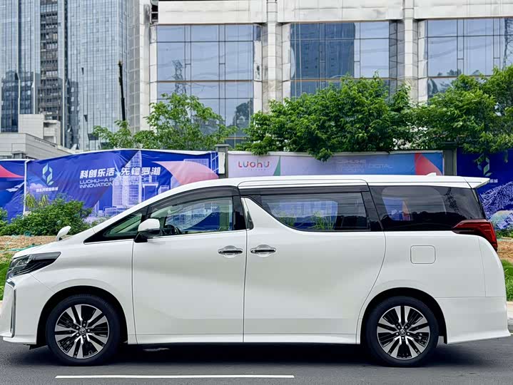 Toyota Alphard, 2025 — фото 8 из 9