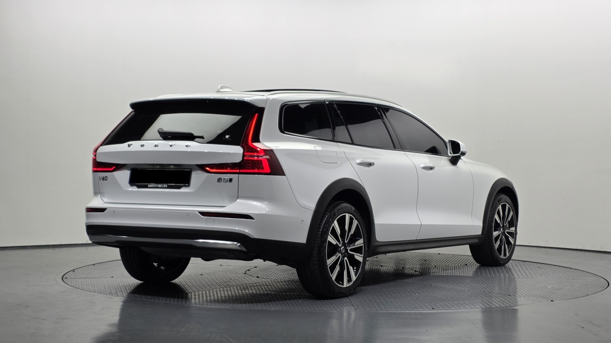 Volvo V60, 2023 — фото 2 из 12