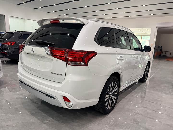 Mitsubishi Outlander, 2022 — фото 6 из 9