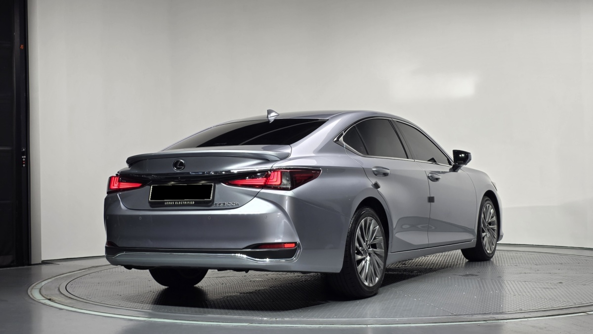 Lexus ES, 2023 — фото 2 из 12