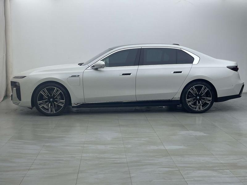 BMW i7, 2025 — фото 3 из 12