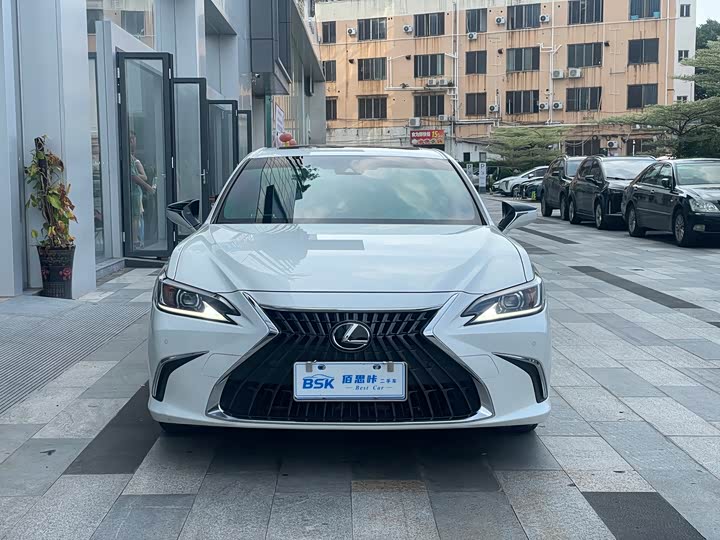 Lexus ES, 2023 — фото 2 из 9
