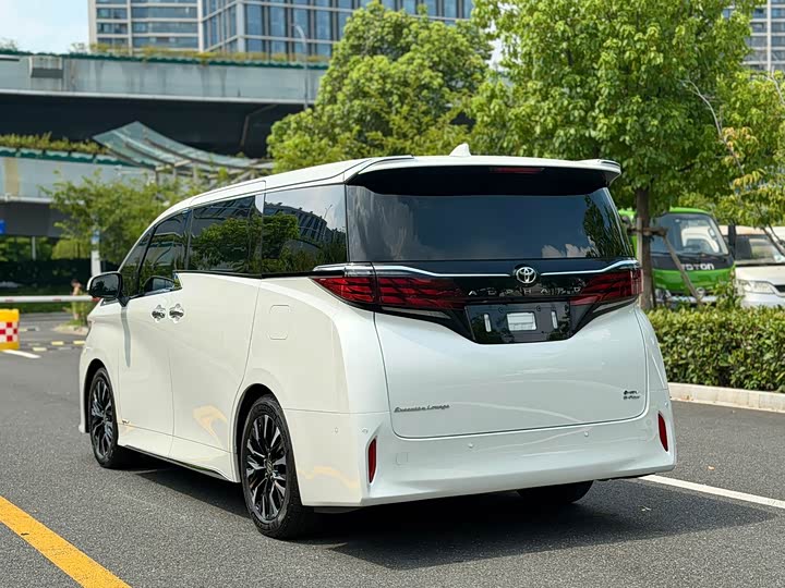 Toyota Alphard, 2023 — фото 7 из 9