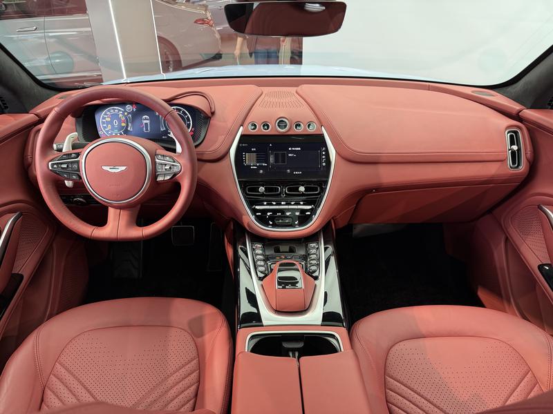 Aston Martin DBX, 2023 — фото 4 из 8