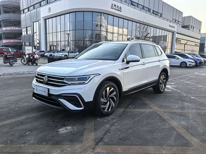 Volkswagen Tiguan L Pro, 2023 — купить в Смоленске под ключ