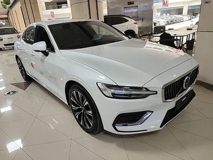 Volvo S60, 2023 — фото 4 из 9
