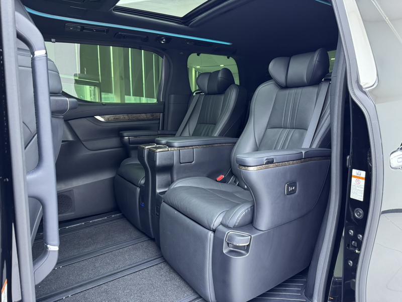 Toyota Alphard, 2022 — фото 10 из 12