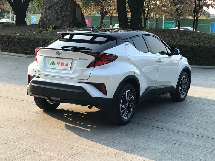 Toyota C-HR, 2022 — фото 6 из 9