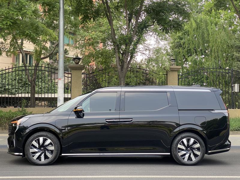 Volvo EM90, 2025 — фото 4 из 12