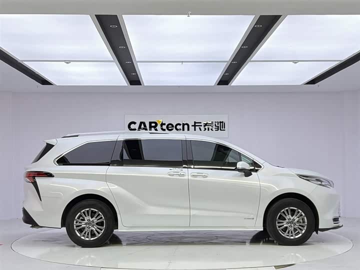 Toyota Sienna, 2023 — фото 6 из 9