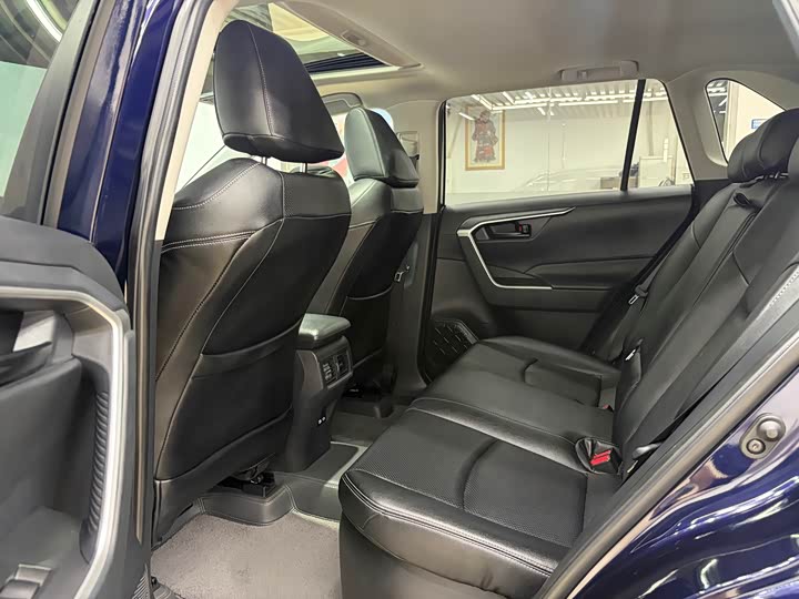 Toyota RAV4, 2023 — фото 5 из 9