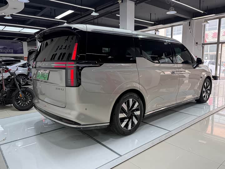 Volvo EM90, 2024 — фото 6 из 9