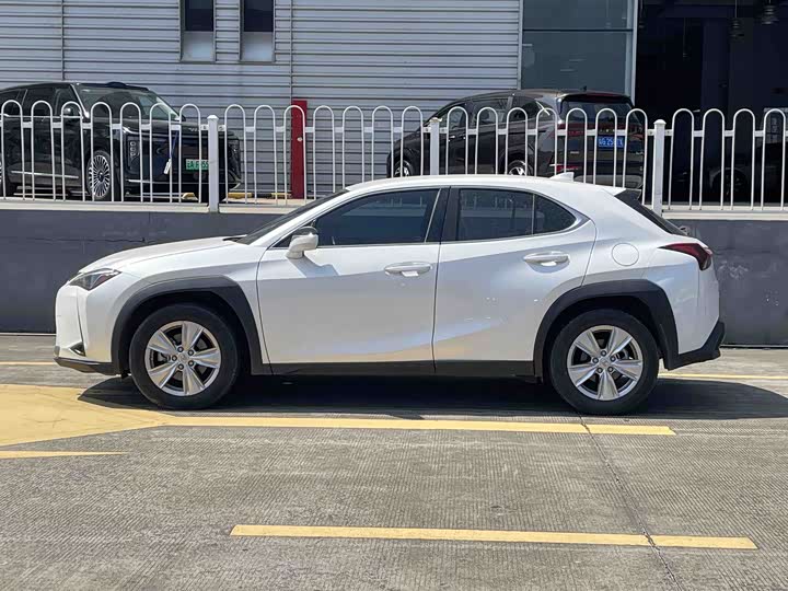 Lexus UX, 2023 — фото 3 из 9