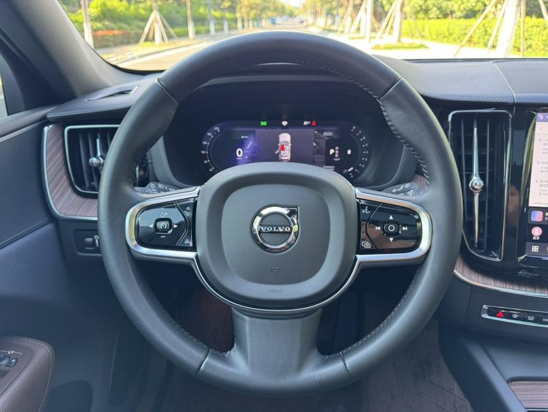 Volvo XC60, 2021 — фото 10 из 12
