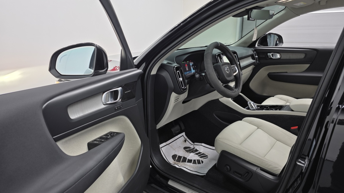 Volvo XC40, 2022 — фото 10 из 12
