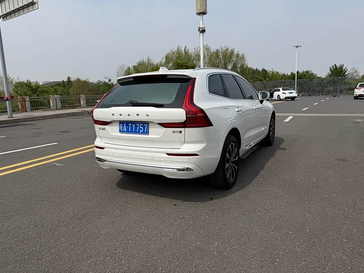 Volvo XC60, 2023 — фото 7 из 9