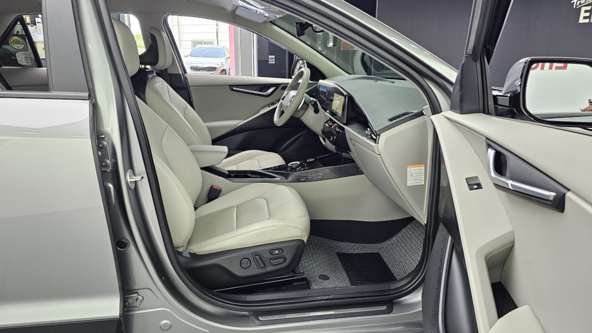 Kia Niro, 2023 — фото 10 из 12