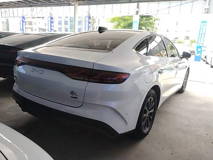BYD Qin L, 2025 — фото 7 из 9