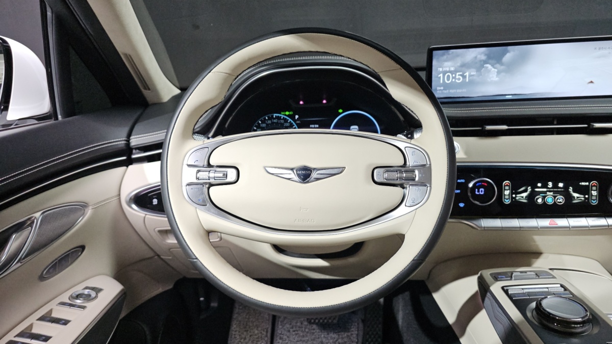 Genesis GV70, 2023 — фото 10 из 12
