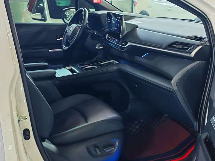 Toyota Sienna, 2022 — фото 7 из 9