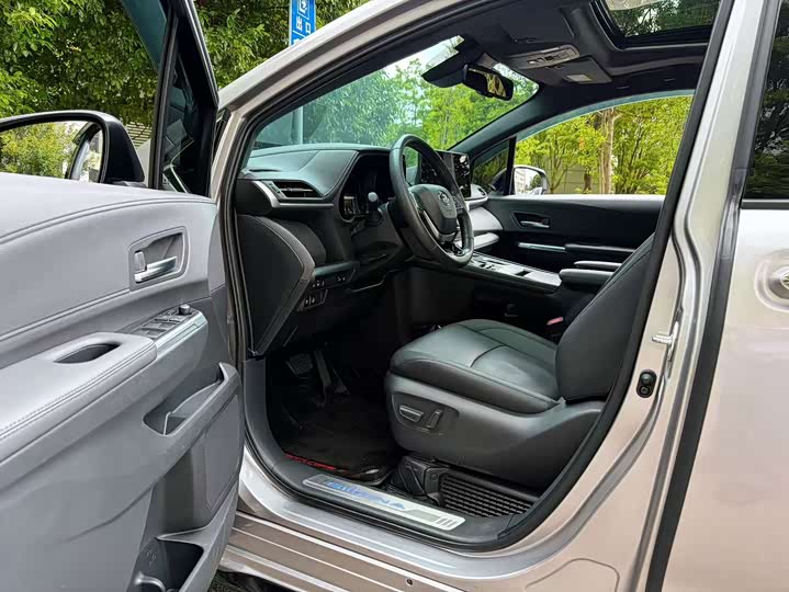 Toyota Sienna, 2022 — фото 6 из 9