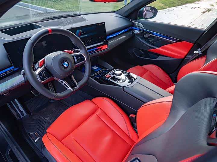 BMW M5 Hybrid, 2025 — фото 8 из 9