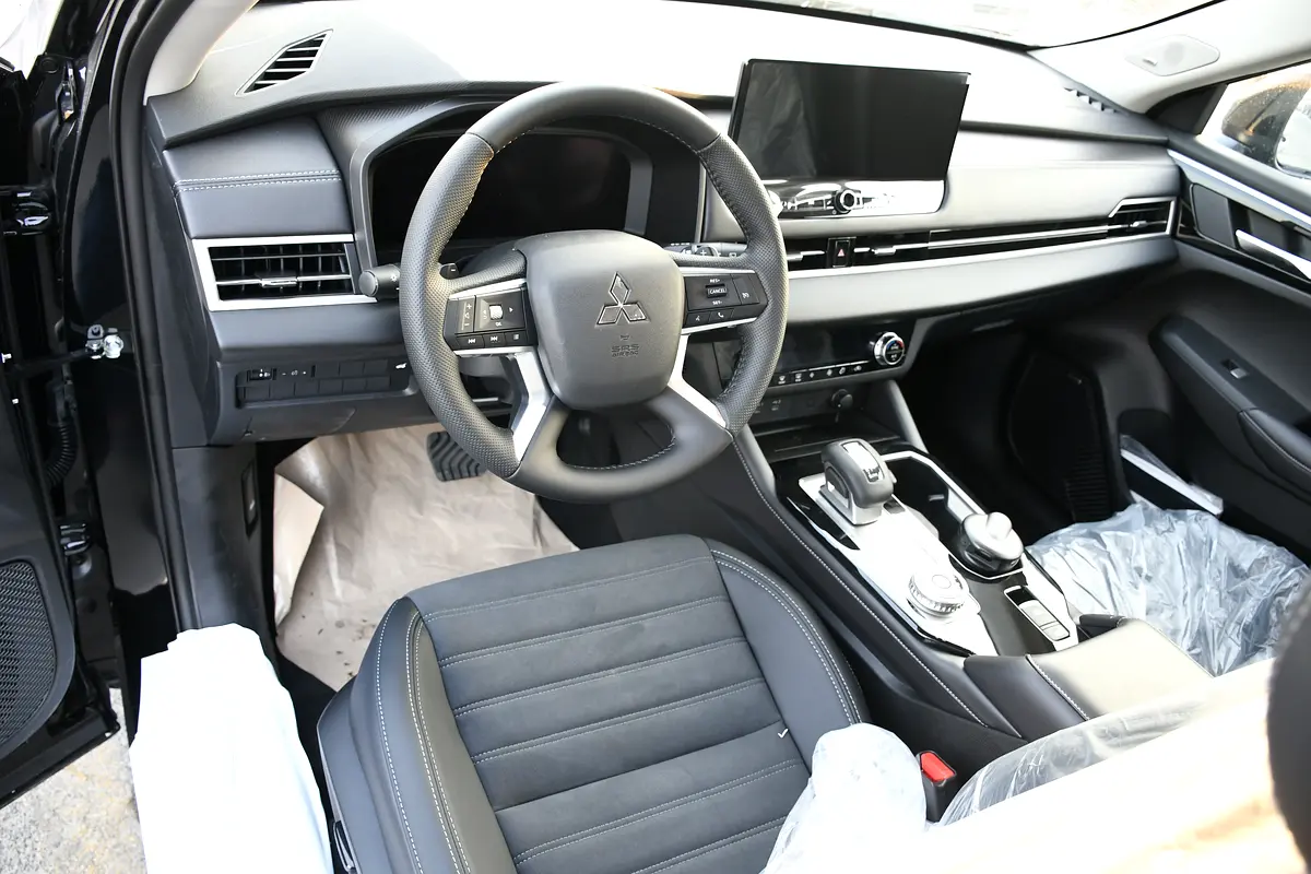 Mitsubishi Outlander, 2026 — фото 10 из 10