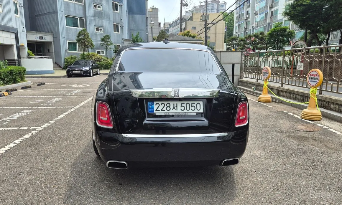 Rolls-Royce Phantom, 2023 — фото 4 из 12