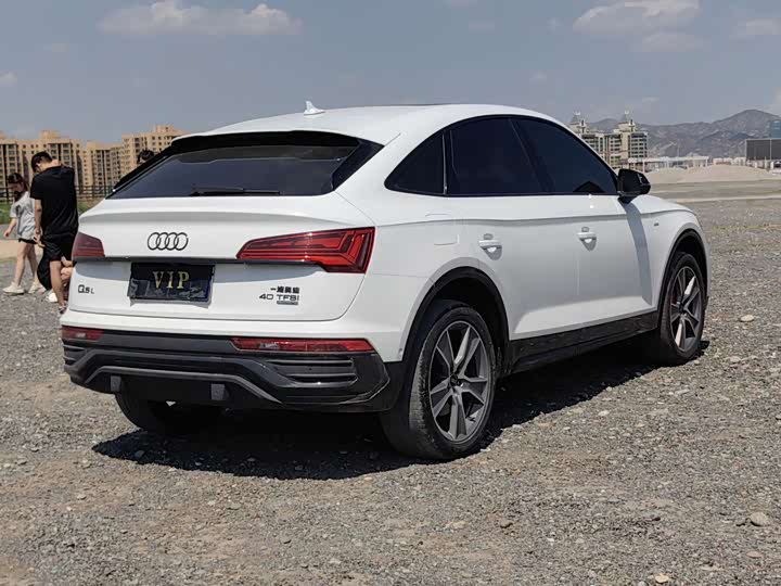 Audi Q5L Sportback, 2023 — фото 4 из 9
