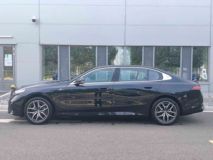 BMW i5, 2025 — фото 4 из 9