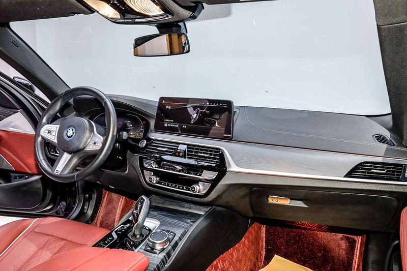 BMW 5 Series Hybrid, 2023 — фото 10 из 12