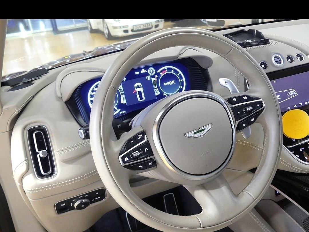 Aston Martin DBX, 2023 — фото 11 из 12