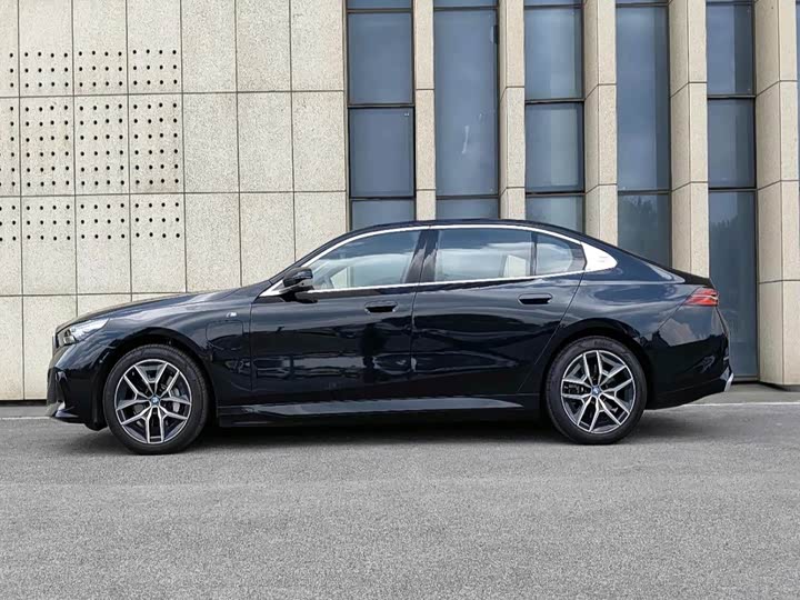 BMW i5, 2024 — фото 2 из 9
